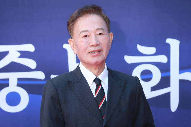 성우 배한성이 23일 오후 서울 중구 국립극장 해오름극장에서 열린 '2025 대한민국 대중문화예술상 시상식' 레드카펫 행사에서 포즈를 취하고 있다. 연합뉴스