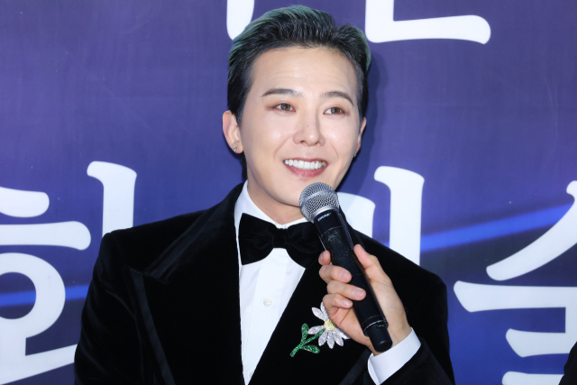 가수 지드래곤이 23일 오후 서울 중구 국립극장 해오름극장에서 열린 '2025 대한민국 대중문화예술상 시상식' 레드카펫 행사에서 옥관문화훈장 수상소감을 말하고 있다. 연합뉴스