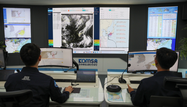한국해양교통안전공단(KOMSA) 본사 운항상황센터에서 기상 정보 등을 모니터링 하고 있는 모습. 공단은 전국 항로별 과거 기상정보와 운항 이력 등을 분석해 연안여객선의 운항·결항 가능성을 사전에 예측하는 AI 기반 시스템을 구축할 예정이다. KOMSA 제공