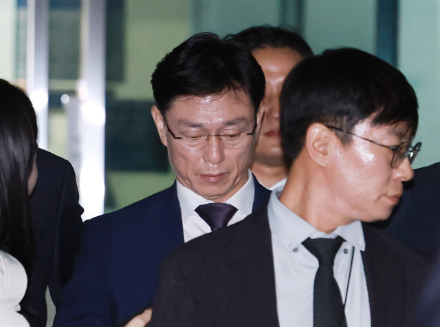 채상병 순직 및 수사 외압·은폐 의혹의 핵심 피의자인 임성근 전 해병대 1사단장이 23일 서울 서초구 서울중앙지방법원에서 열린 구속 전 피의자 심문(영장실질심사)을 마친 뒤 법원을 나서고 있다. 연합뉴스