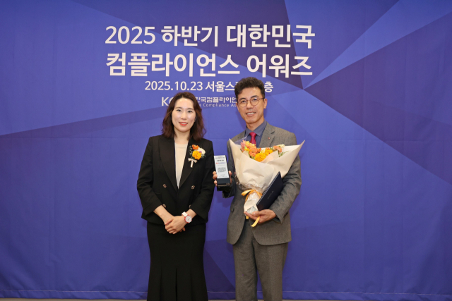한국전력이 지난 23일 서울스퀘어에서 열린 ’2025년 하반기 대한민국 컴플라이언스 어워즈’에서 공공기관 대상을 수상했다. (왼쪽부터) 김은성 한국컴플라이언스협회 이사장, 정흥규 한전 준법경영실장. 한전 제공