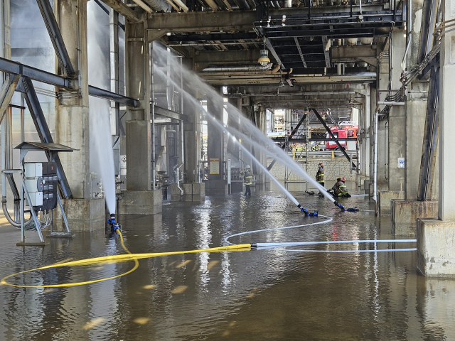 지난 17일 오전 울산시 남구 SK에너지 수소 제조 공정에 불이 나 6명의 사상자가 발생했다. 사진은 소방관들이 불이 난 공정에 물을 뿌려 냉각 작업을 하는 모습. 울산소방본부 제공