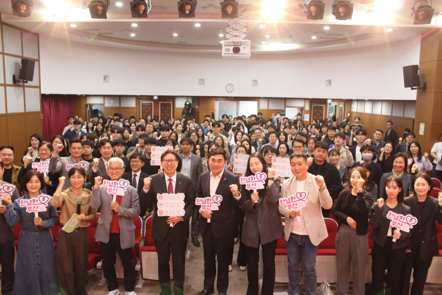 지난 21일 부산 연제구 거제종합사회복지관에서 열린 ‘온기공감 토크콘서트’에서 2026년 사회복지시설 종사자 처우개선안이 발표됐다. 부산시사회복지사협회 제공