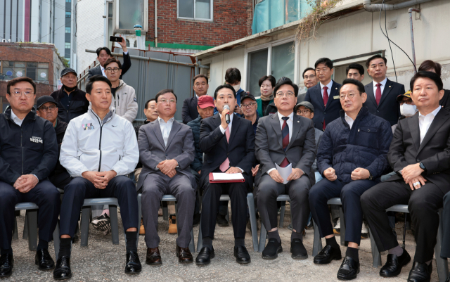 국민의힘 장동혁 대표가 24일 서울 노원구 상계5 재정비촉진구역을 방문한 뒤 주민들과 간담회를 하고 있다. 연합뉴스