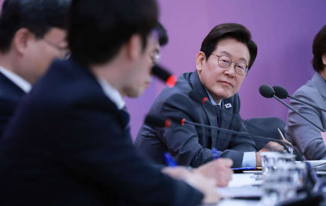 이재명 대통령이 24일 대구 엑스코에서 열린 '대구의 마음을 듣다' 타운홀미팅에서 하정우 인공지능(AI)미래기획수석의 발언을 듣고 있다. 연합뉴스