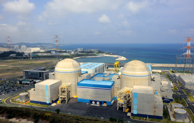 부산 기장군에 있는 신고리 2호기가 25일 오전 10시부터 운영을 중단하고 계획예방정비 기간에 돌입한다. 사진은 신고리 2호기(사진 왼쪽)과 신고리 1호기. 한국수력원자력 제공
