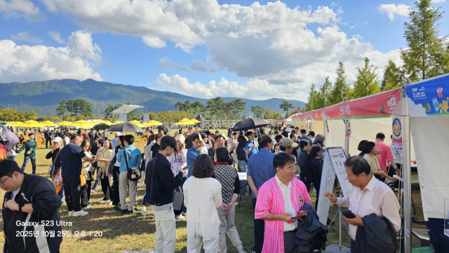 에그야 페스트가 열리는 이색광장 곳곳에 설치된 부스에는 이날 오전부터 체험을 즐기기 위해 부울경 지역에서 온 방문객으로 북새통을 이루고 있디. 김태권 기자