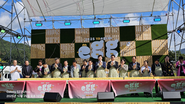 부산일보 손영신 대표이사와 윤영석 국회의원, 나동연 양산시장, 도·시의원, 박원현 양산시민통합위원회 위원장 등이 25일 대형 계란말이 커딩식 후 박수를 치고 있다. 김태권 기자