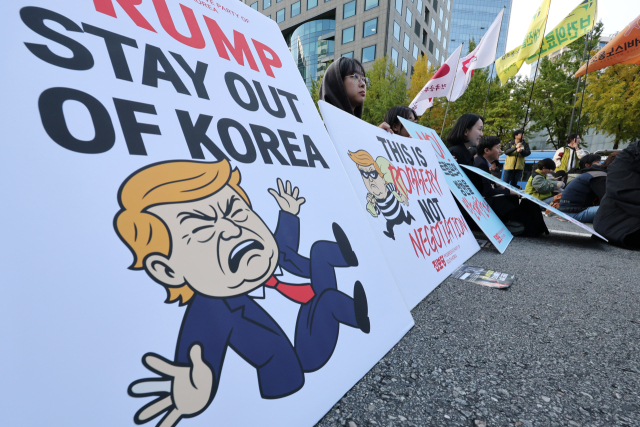 2025 아시아태평양경제협력체(APEC) 정상회의 개막을 엿새 앞둔 25일 서울 숭례문 인근 세종대로에서 '트럼프저지공동행동'이 연 도널드 트럼프 미국 대통령 규탄 집회가 열리고 있다. 연합뉴스