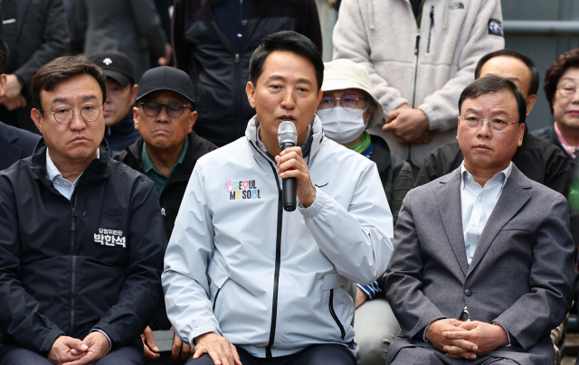 오세훈 서울시장이 24일 서울 노원구 상계5 재정비촉진구역을 방문한 뒤 주민들과 간담회를 하고 있다. 연합뉴스