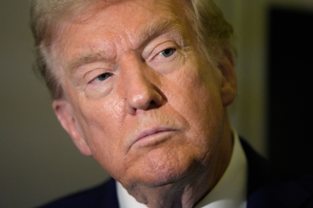 도널드 트럼프 대통령이 25일(현지시간) 카타르 도하의 알 우데이드 공군기지에서 에어포스원 탑승 기자의 질문을 듣고 있다. AP 연합뉴스