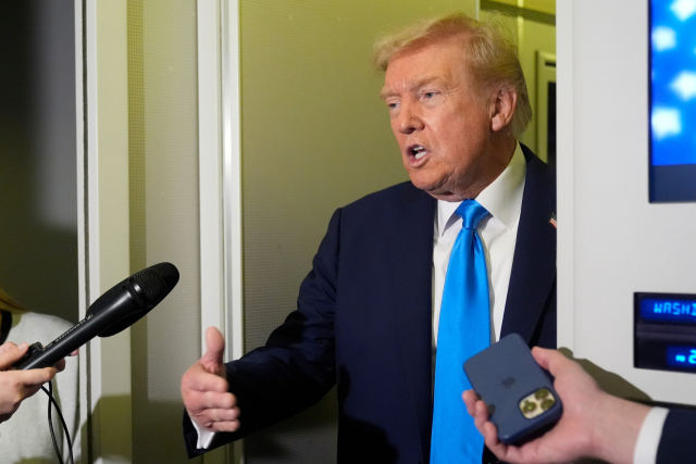 도널드 트럼프 미국 대통령이 25일(현지시간) 도하에서 열린 에어포스원에서 카타르의 총리 겸 외무장관과의 회담 후 언론과 대화하고 있다. AFP 연합