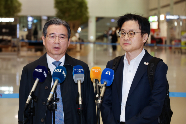 김용범 대통령실 정책실장(왼쪽)과 김정관 산업통상부 장관이 한미 관세협상 추가 논의를 마치고 지난 24일 인천국제공항을 통해 귀국한 뒤 취재진의 질문에 답하고 있다. 연합뉴스