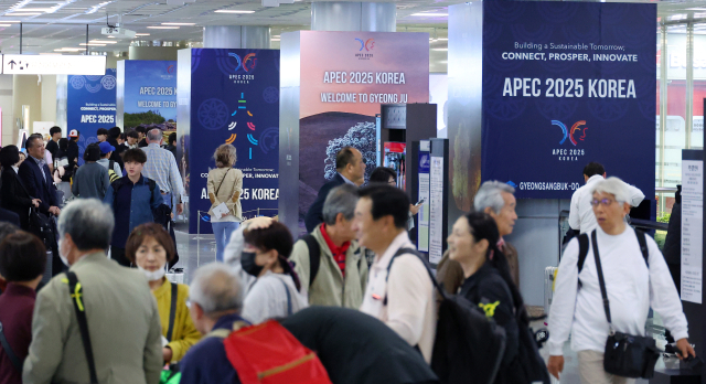 오는 31일부터 11월 1일까지 이틀간 경주에서 열리는 아시아태평양경제협력체(APEC) 정상회의 기간 주 공항으로 사용되는 부산 강서구 김해국제공항 국제선 청사에 APEC 환영 웰컴존이 꾸며져 있다. 연합뉴스
