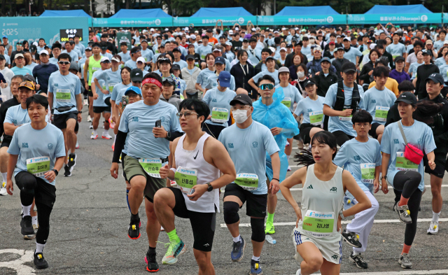 부산일보가 주최한 ‘2025 성우하이텍 부산바다마라톤’ 대회가 26일 오전 부산 광안대교와 광안리 일원에서 펼쳐졌다. 참가자들이 집결지인 벡스코에서 몸을 풀고 있다. 김경현 기자 view@
