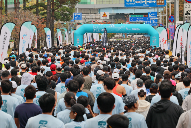 부산일보가 주최한 ‘2025 성우하이텍 부산바다마라톤’ 대회가 26일 오전 부산 광안대교와 광안리 일원에서 펼쳐졌다. 참가자들이 출발지인 광안대교로 이동하고 있다. 김경현 기자 view@