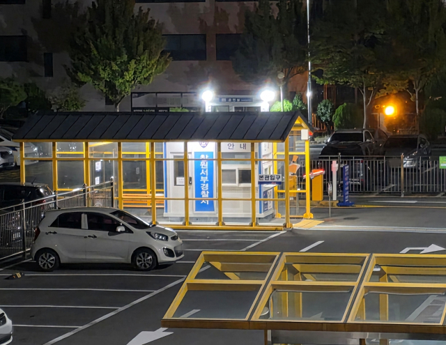 압수했던 장물 오토바이를 10대 청소년에게 두 번이나 도난당한 경남 창원서부경찰서에서 재발 방지 대책으로 야간 당직자 근무지를 건물 내부에서 외부 주차통제소로 변경했다. 창원서부서 주차통제소 모습. 강대한 기자
