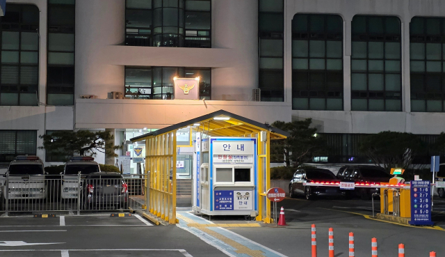 압수했던 장물 오토바이를 10대 청소년에게 두 번이나 도난당한 경남 창원서부경찰서에서 재발 방지 대책으로 야간 당직자 근무지를 건물 내부에서 외부 주차통제소로 변경했다. 창원서부서 주차통제소 모습. 강대한 기자