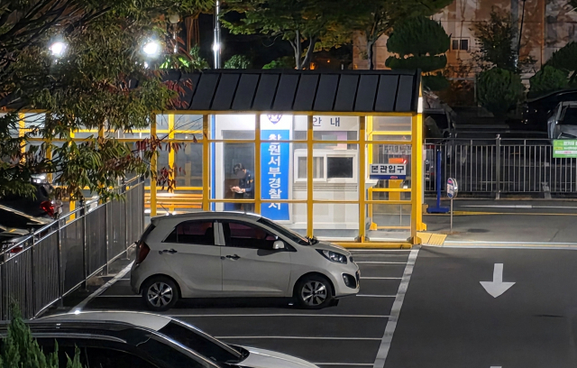 압수했던 장물 오토바이를 10대 청소년에게 두 번이나 도난당한 경남 창원서부경찰서에서 재발 방지 대책으로 야간 당직자 근무지를 건물 내부에서 외부 주차통제소로 변경했다. 창원서부서 직원이 야간 당직을 서며 홀로 근무하고 있다. 강대한 기자