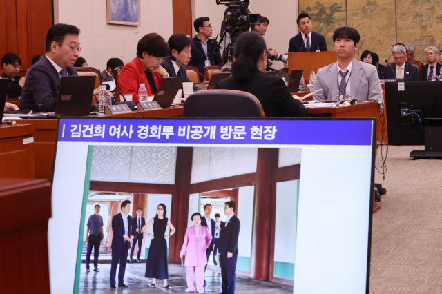 정용석 국립박물관문화재단 사장이 22일 서울 여의도 국회에서 열린 문화체육관광위원회의 국립중앙박물관 등에 대한 국정감사에서 김건희 여사의 경복궁 근정전 어좌 착석 의혹과 관련한 더불어민주당 양문석 의원의 질의에 답하고 있다. 연합뉴스