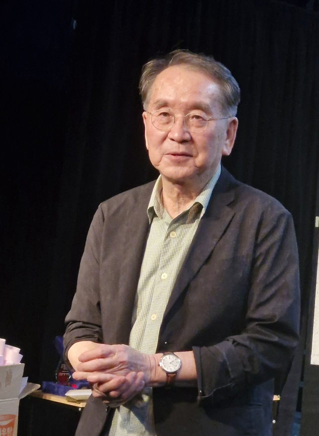 25일 오후 부산 소극장 6번출구에서 열린 제8회 작강연극제 시상식에서 허은 심사위원장이 심사 총평을 하고 있다. 김희돈 기자