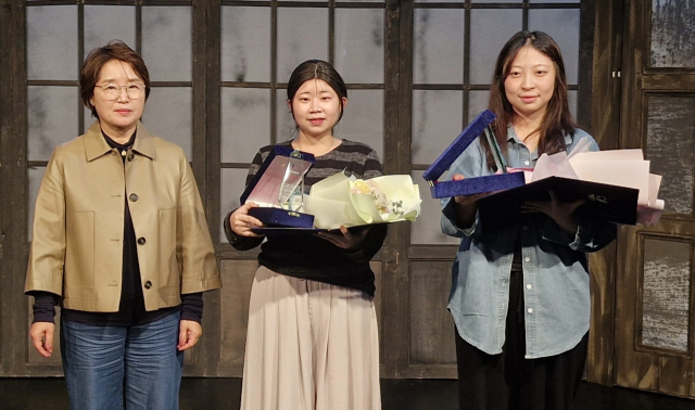 25일 오후 부산 소극장 6번출구에서 열린 제8회 작강연극제 시상식에서 극단 데일리드라마의 김선이(가운데) 배우와 극단 우릿의 김주연(오른쪽) 배우가 우수 연기상을 받았다. 왼쪽은 부산연극협회 김민수 이사. 김희돈 기자