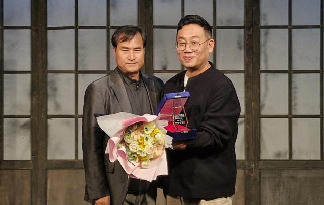 25일 오후 부산 소극장 6번출구에서 열린 제8회 작강연극제 시상식에서 프로젝트그룹 울림의 '아빠는 순찰 중' 이승환(오른쪽) 연출가가 부산연극협회 이정남 회장으로부터 대상을 받고 있다. 김희돈 기자
