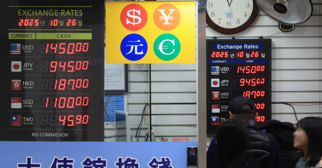 한미 관세협상이 장기화하는 가운데 달러 대비 원화 가치가 이달에만 2% 넘게 추락하면서 원달러 환율이 6개월 만에 1440원대로 뛰었다. 26일 서울 명동 환전소에 외환 시세가 게시되어 있다. 연합뉴스