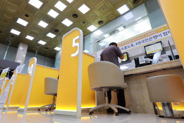 주요 시중은행들이 금융사고 급증에도 불구하고 임원들의 성과급을 대폭 늘린 것으로 나타났다. 시내 시중은행의 모습. 연합뉴스