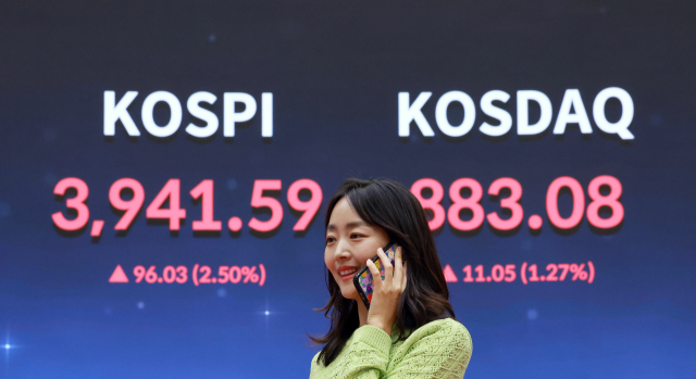 지난 24일 서울 영등포구 여의도 한국거래소 홍보관에 코스피와 코스닥지수 종가가 표시돼 있다. 연합뉴스