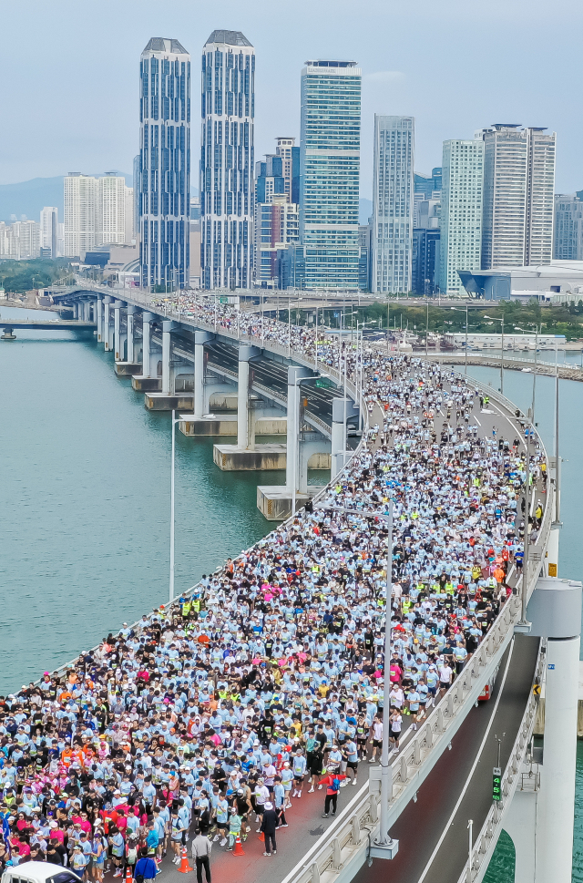 부산일보 주최 ‘2025 부산바다마라톤’이 26일 오전 부산 벡스코 야외광장과 광안대교, 광안리해수욕장 일대에서 열렸다. 10km 로드레이스와 5km 건강달리기 2개 종목으로 열린 이날 행사의 참가자들이 광안대교 위를 달리고 있다. 김종진 기자 kjj1761@