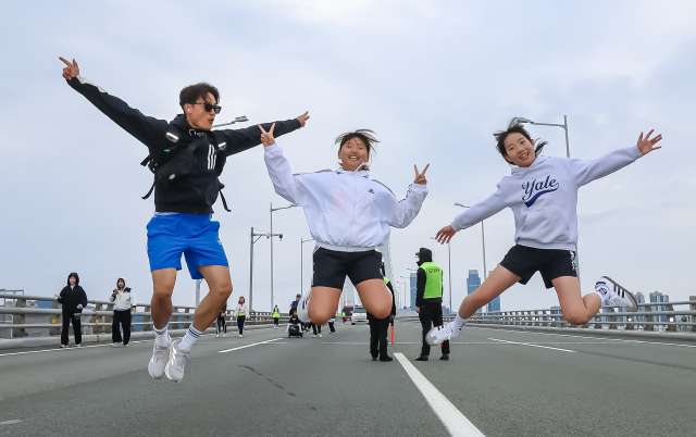 부산일보 주최 ‘2025 부산바다마라톤’이 26일 오전 부산 벡스코 야외광장과 광안대교, 광안리해수욕장 일대에서 열렸다. 10km 로드레이스와 5km 건강달리기 2개 종목으로 열린 이날 행사의 참가자들이 광안대교 위에서 기념촬영을 하고 있다. 김종진 기자 kjj1761@