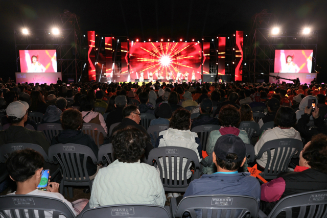 시월애 콘서트를 찾은 1만 명의 관객들이 25일 인순이 등 인기 가수의 노래에 즐거운 시간을 보냈다. 양산시 제공