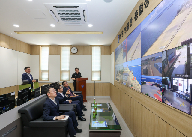 이명구 관세청장이 3일 포항 영일만항을 방문해 ‘2025경주 APEC 정상회의’ 행사 참석자들의 입·출국 편의를 위한 여행자 통관지원 준비 상황을 점검하고 있다. 관세청 제공