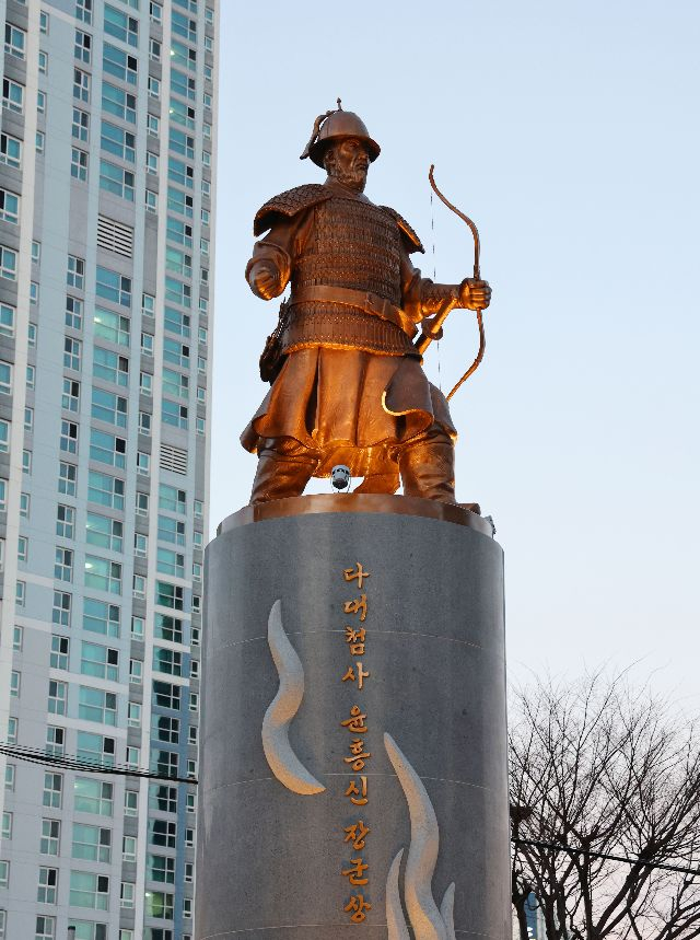 부산 동구 초량동에 설치된 '다대첨사 윤흥신 장군상'. 부산일보DB
