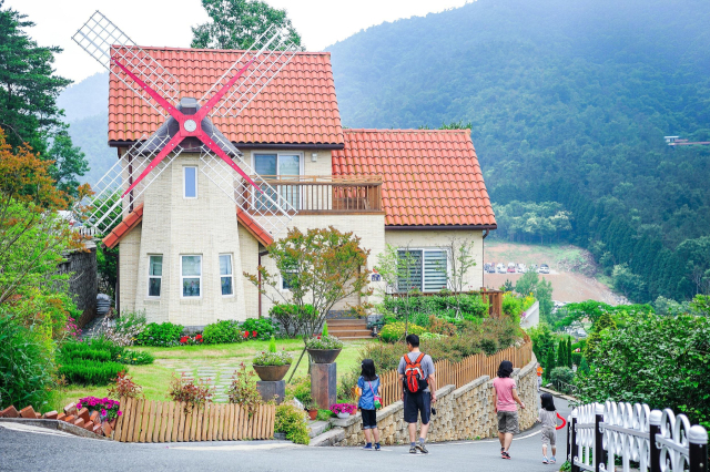 경남 남해군 대표 관광지 독일마을 전경. 남해군 제공