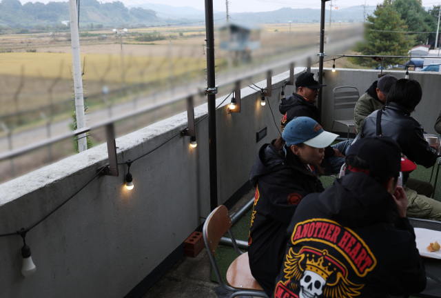 도널드 트럼프 대통령이 아시아 순방길에 오르며 북한 김정은 국무위원장과 회동 의지를 밝힌 가운데 미국 CNN이 방한 기간에 맞춰 임진각 인근 한 카페 테라스를 임대한 것으로 확인됐다. 26일 경기도 파주시에 위치한 해당 카페에서 시민들이 휴식을 취하고 있다. 연합뉴스