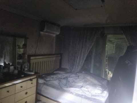 25일 오후 9시 35분 경남 고성군 고성읍 동외리 4층 규모 빌라 2층에서 화재가 발생했다. 경남소방본부 제공