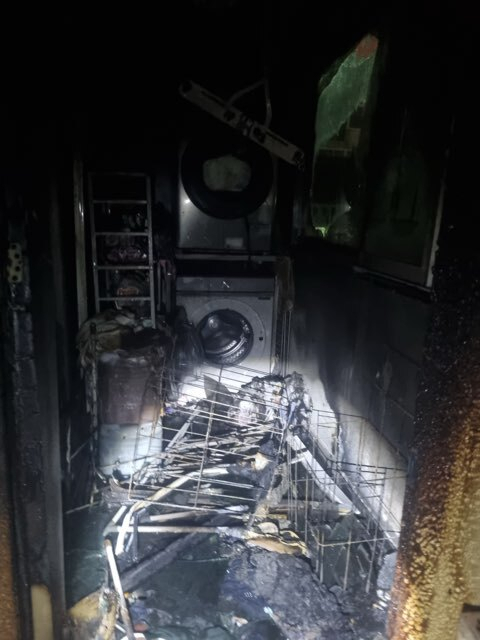 이 불로 2층에 있던 2명이 중상을 입는 등 총 8명이 부상을 입었다. 경남소방본부 제공