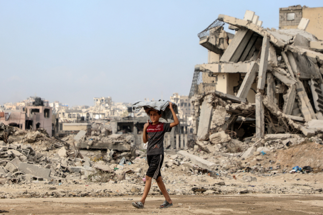 한 팔레스타인인이 24일(현지 시간) 가자 북부 자발리아 난민 캠프를 지나고 있다. 신화연합뉴스