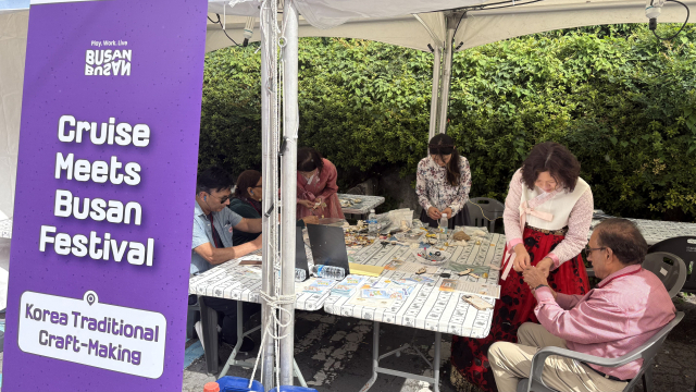 감천문화마을 골목축제 연계 크루즈 기항 관광 프로그램 참가자들이 한국전통공예 만들기를 체험하고 있다. 부산관광공사 제공
