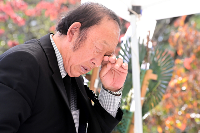 지난 25일 진주시 초전공원 추모비 앞에서 열린 합동 위령제에서 한 유족이 희생자를 추모하며 눈물을 흘리고 있다.