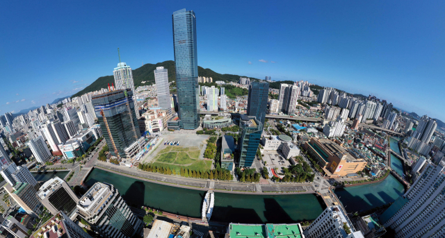 정부가 2차 공공기관 이전 사업에 속도를 내겠다고 밝히면서 지자체들이 유치전에 돌입했지만, 부산시의 대응은 미온적이라는 지적이 나온다. 부산 남구 문현금융단지 전경. 부산일보DB