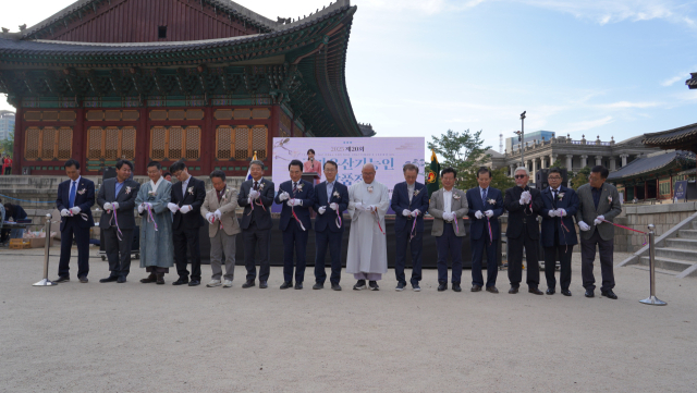 지난 21일 서울 덕수궁에서 열린 제20회 국가유산 기능인 작품전 개막식에서 국회 문화체육관광위원인 박수현 의원과 최보근 국가유산청 차장 등이 개막 행사를 갖고 있다. 국가유산기능인협회 제공