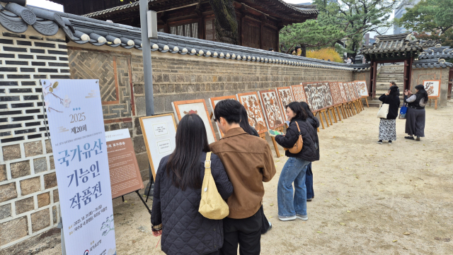 서울 덕수궁에서 열린 제20회 국가유산 기능인 작품전을 찾은 관람객들이 전시된 작품들을 살펴보고 있다. 박석호 기자