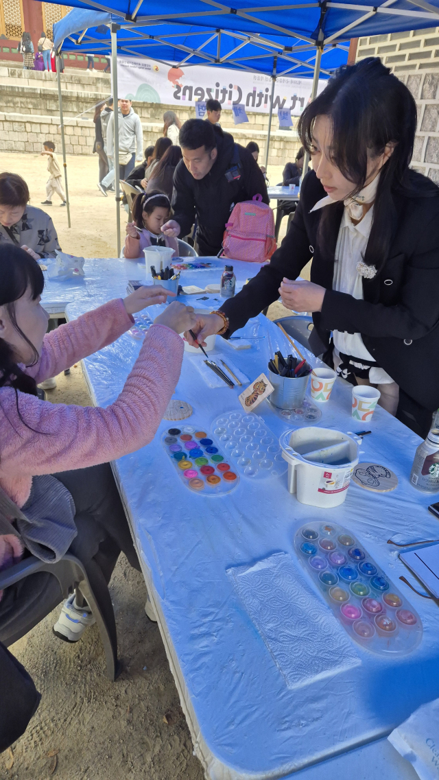 서울 덕수궁에서 열린 제20회 국가유산 기능인 작품전을 찾은 한 어린이가 전통 화공 작품 제작 체험을 하고 있다. 박석호 기자