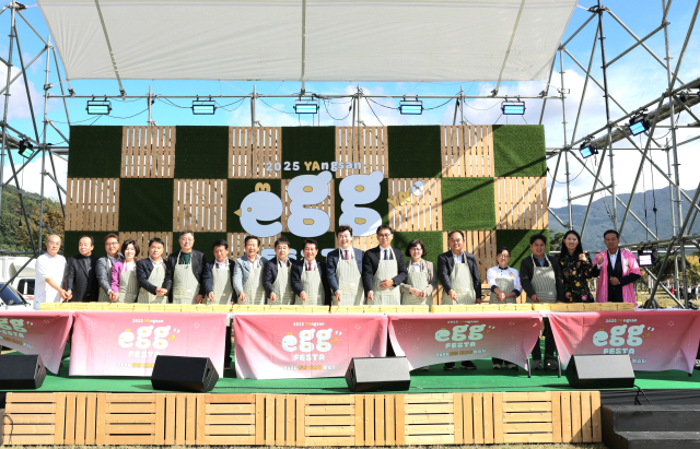 지난 25일 양산 황산공원에서 열린 에그야 페스타 개회식에서 내빈들이 초대형 계란말이 커팅식을 준비하고 있다. 양산시 제공