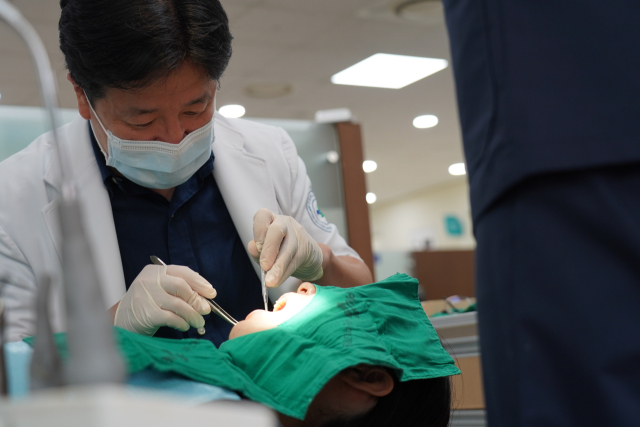 성장 조절 교정치료는 단순히 치아 배열을 고르게 만드는 치료가 아닌 턱뼈와 얼굴의 골격 균형을 바로잡고 심미적 만족은 물론 사회적 자신감까지 개선하는 포괄적 치료다. 부산대치과병원 김성훈 치과교정과 조교수는 “성장 타이밍을 놓치지 않기 위해서는 부모의 관심과 정기적인 검진이 필수”라고 강조했다. 부산대치과병원 제공