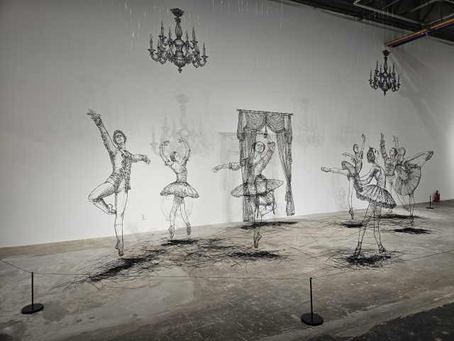 책 속의 장면을 현실로 가져온 듯한 윤민섭 작가의 입체 작품들. 김효정 기자