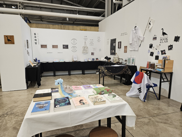 국내 1호 자연과학책방이라는 동주 책방 큐레이션 모습. 김효정 기자